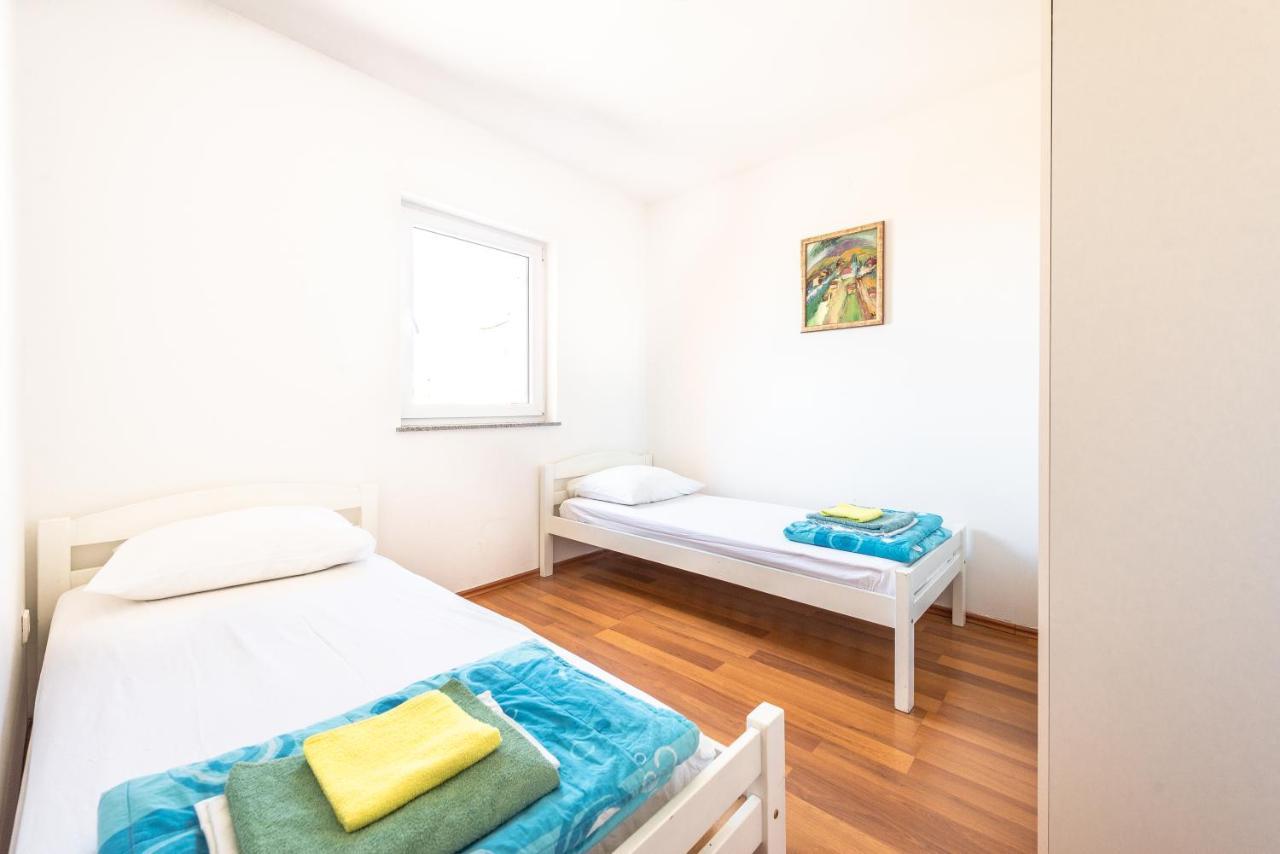 Apartment Damir Novalja Buitenkant foto